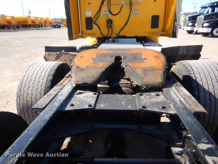 image for item ET9187 2016 Peterbilt 579  semi truck