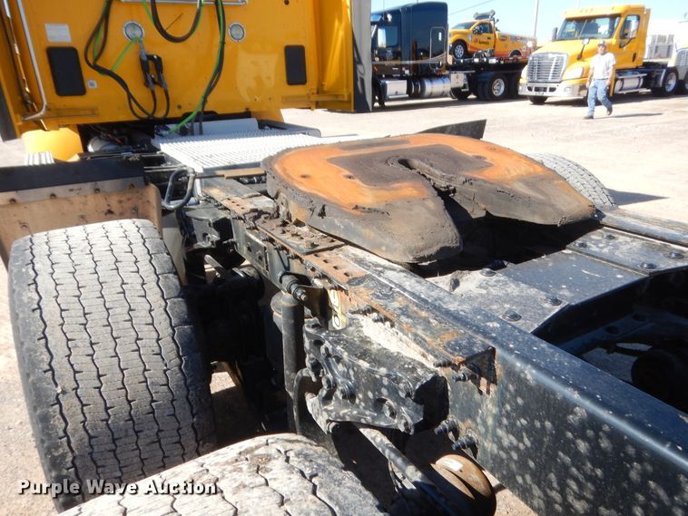 image for item ET9187 2016 Peterbilt 579  semi truck