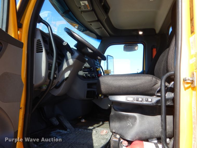 image for item ET9187 2016 Peterbilt 579  semi truck