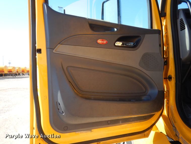 image for item ET9187 2016 Peterbilt 579  semi truck
