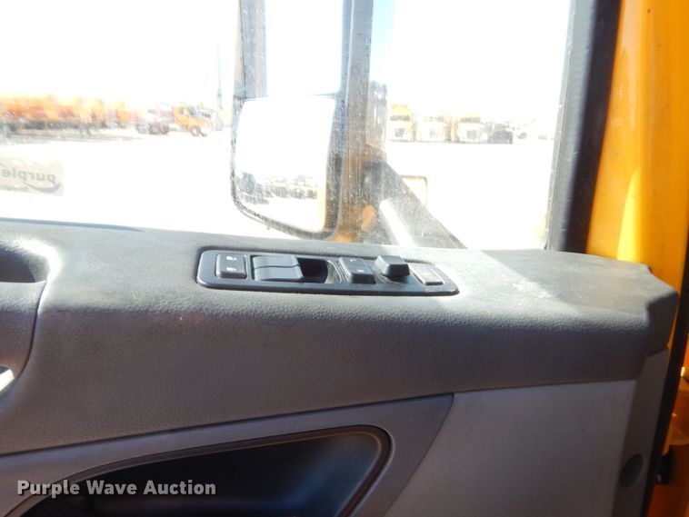 image for item ET9187 2016 Peterbilt 579  semi truck