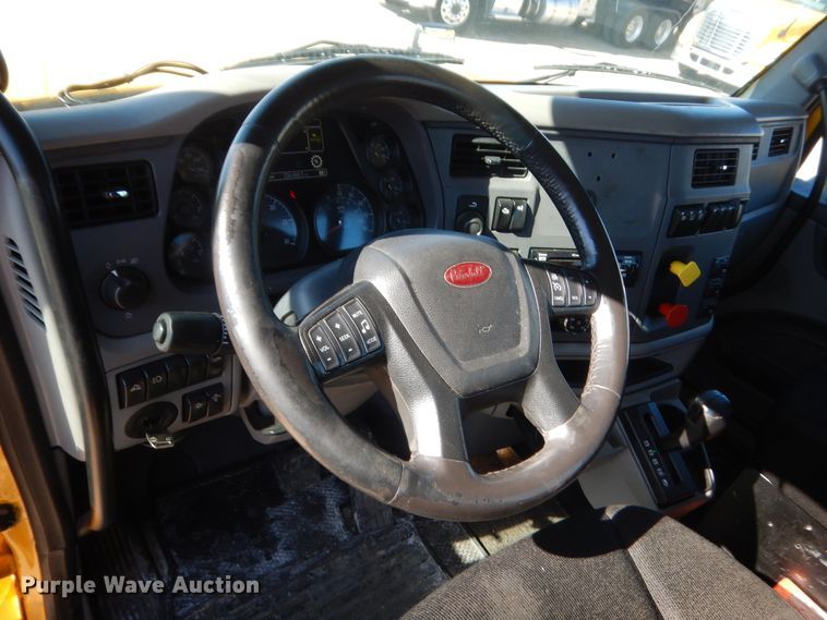 image for item ET9187 2016 Peterbilt 579  semi truck