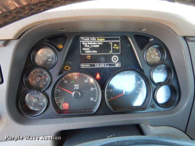 image for item ET9187 2016 Peterbilt 579  semi truck