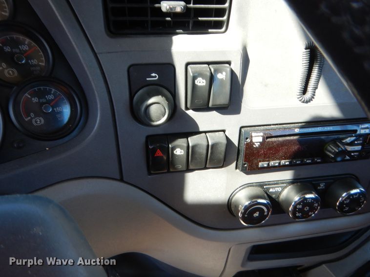 image for item ET9187 2016 Peterbilt 579  semi truck