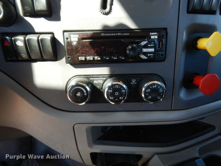 image for item ET9187 2016 Peterbilt 579  semi truck