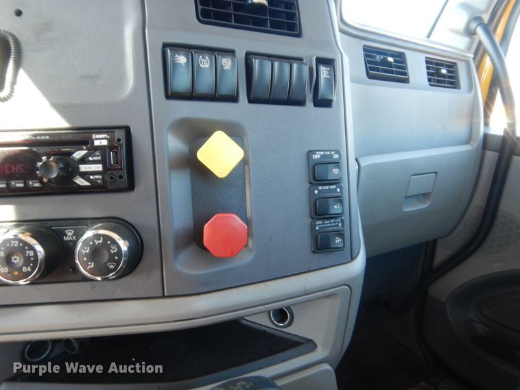 image for item ET9187 2016 Peterbilt 579  semi truck