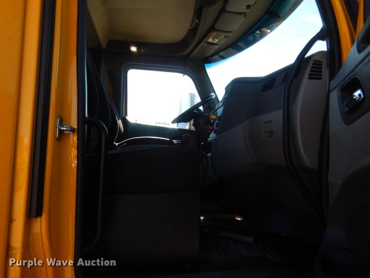 image for item ET9187 2016 Peterbilt 579  semi truck