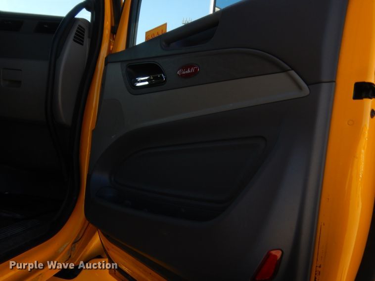 image for item ET9187 2016 Peterbilt 579  semi truck