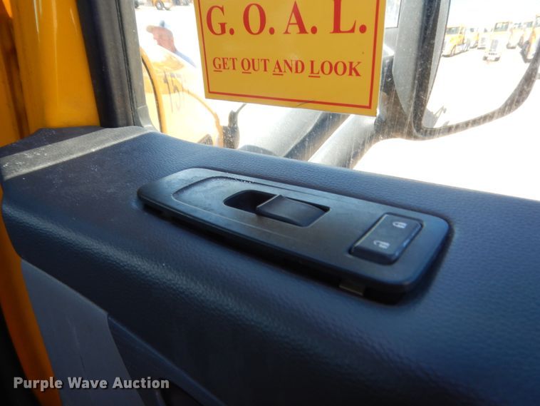 image for item ET9187 2016 Peterbilt 579  semi truck