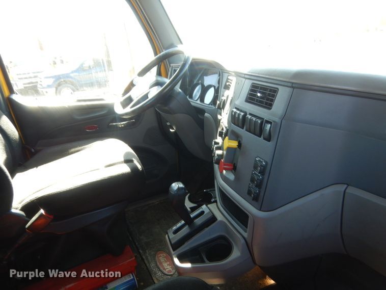 image for item ET9187 2016 Peterbilt 579  semi truck