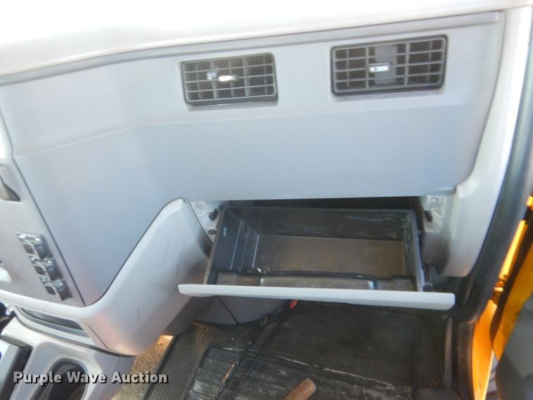 image for item ET9187 2016 Peterbilt 579  semi truck