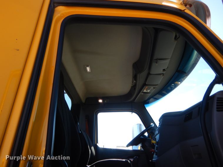 image for item ET9187 2016 Peterbilt 579  semi truck