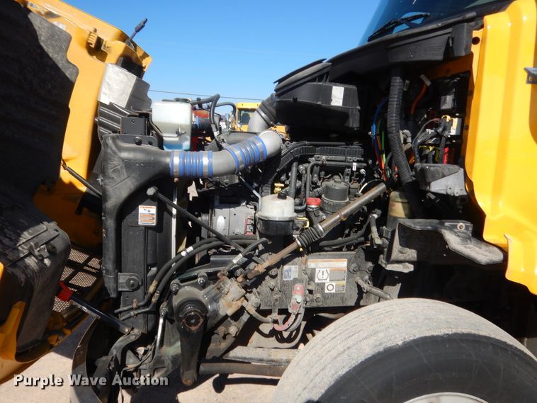 image for item ET9187 2016 Peterbilt 579  semi truck