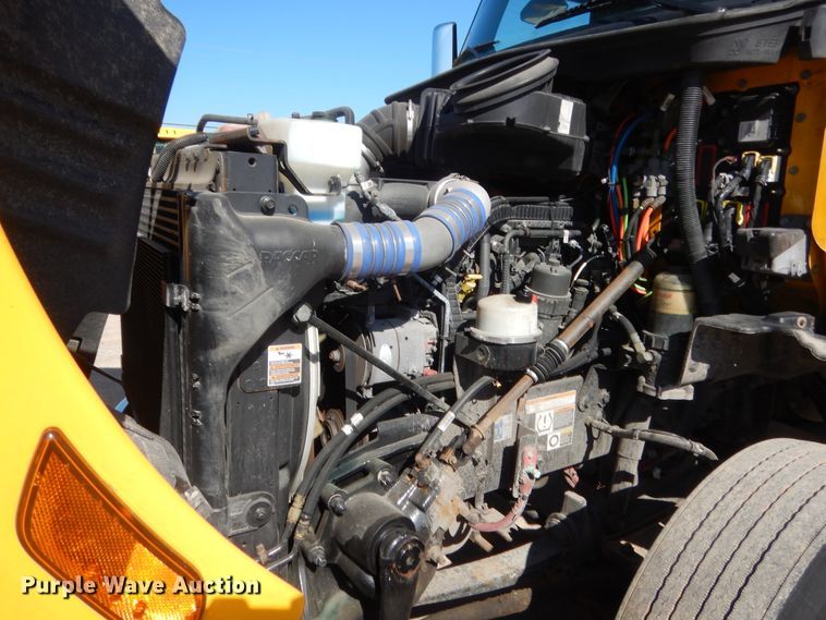 image for item ET9187 2016 Peterbilt 579  semi truck