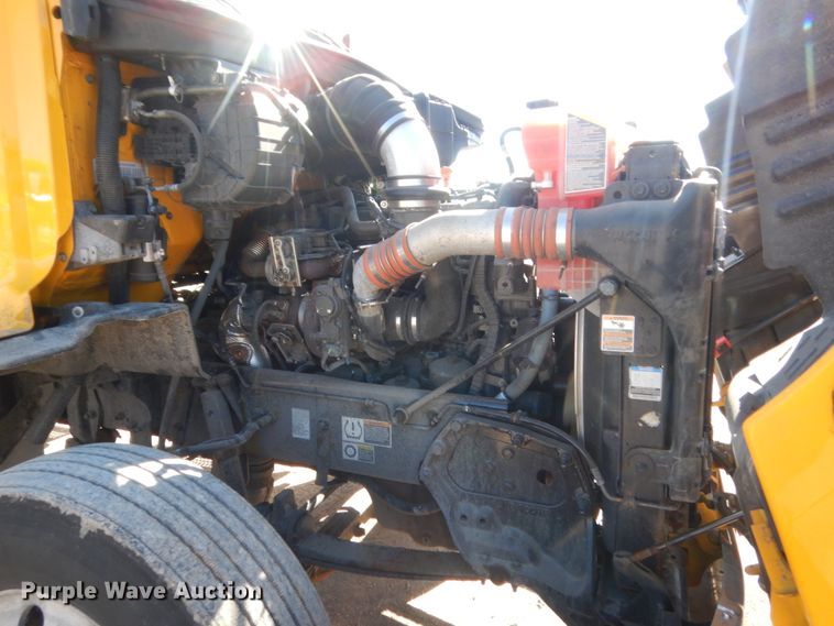 image for item ET9187 2016 Peterbilt 579  semi truck