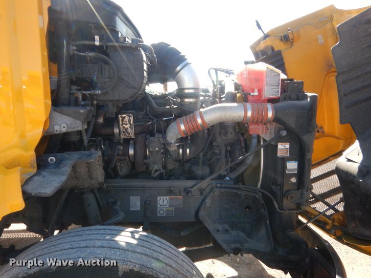 image for item ET9187 2016 Peterbilt 579  semi truck