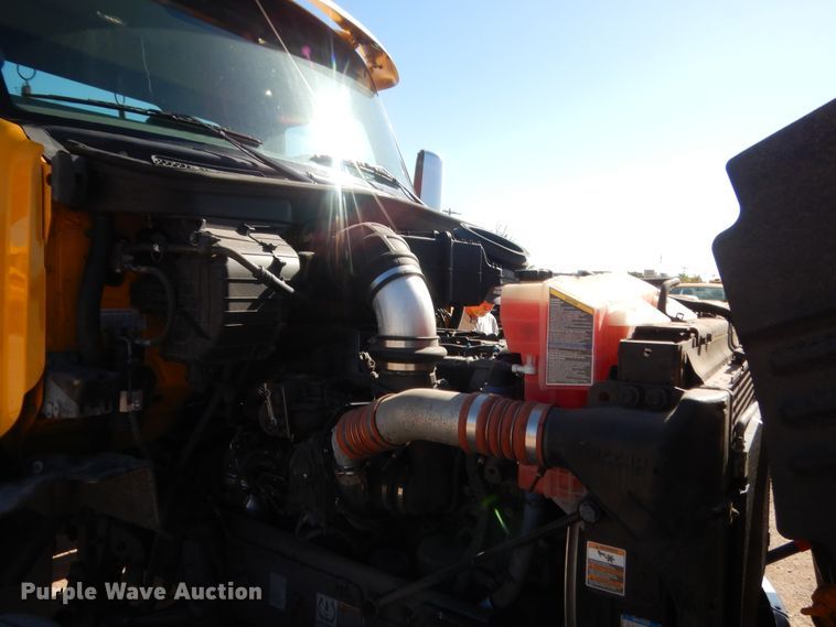 image for item ET9187 2016 Peterbilt 579  semi truck