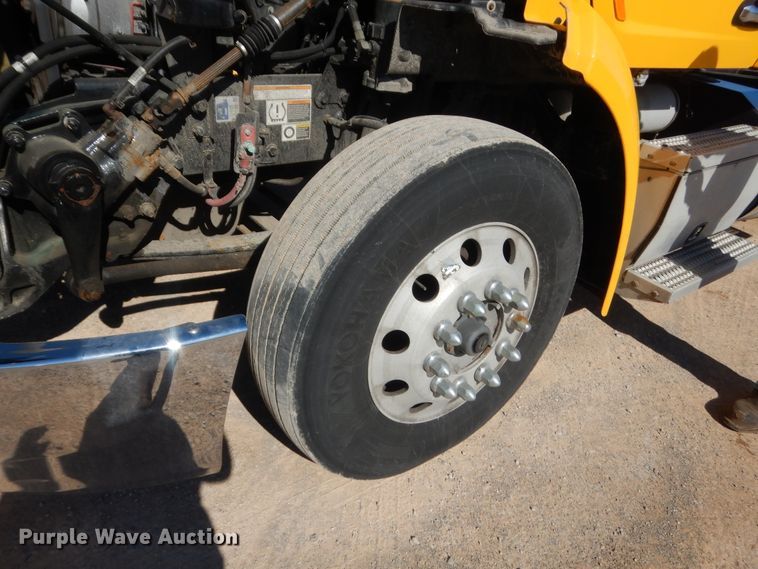 image for item ET9187 2016 Peterbilt 579  semi truck