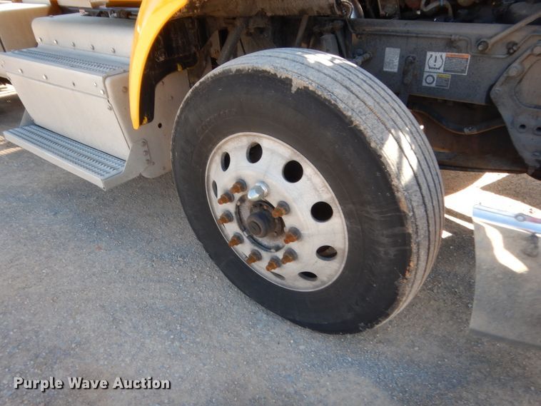 image for item ET9187 2016 Peterbilt 579  semi truck