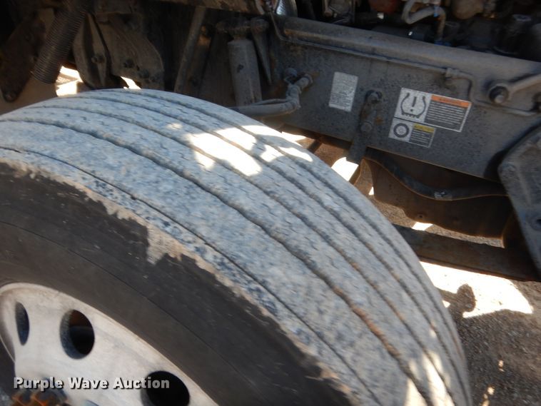 image for item ET9187 2016 Peterbilt 579  semi truck