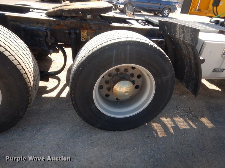 image for item ET9187 2016 Peterbilt 579  semi truck