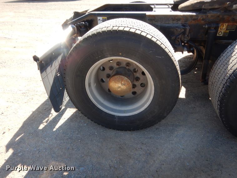 image for item ET9187 2016 Peterbilt 579  semi truck