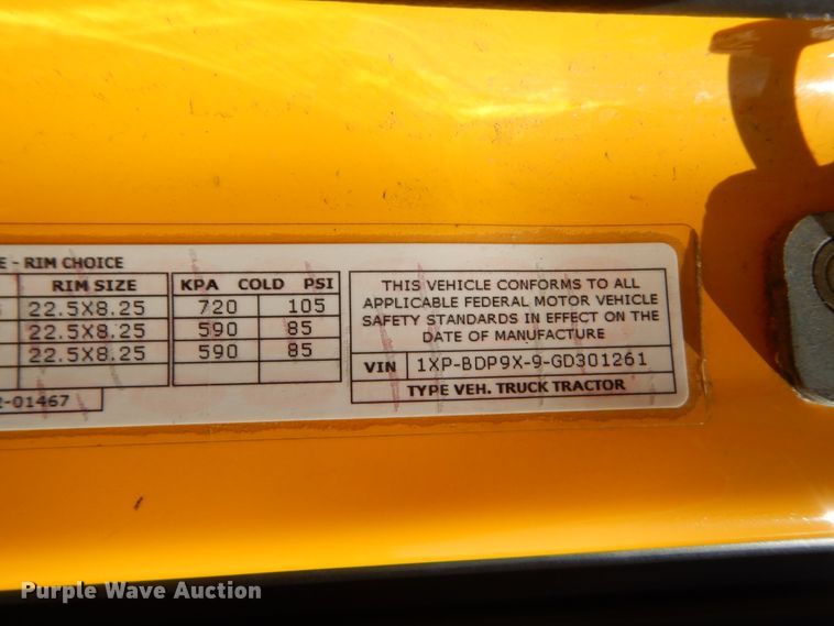 image for item ET9187 2016 Peterbilt 579  semi truck