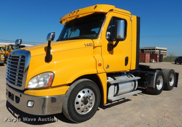 image for item ET9189 2017 Freightliner Cascadia 125  semi truck