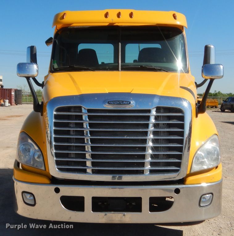 image for item ET9189 2017 Freightliner Cascadia 125  semi truck