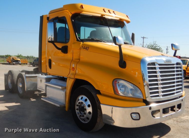 image for item ET9189 2017 Freightliner Cascadia 125  semi truck