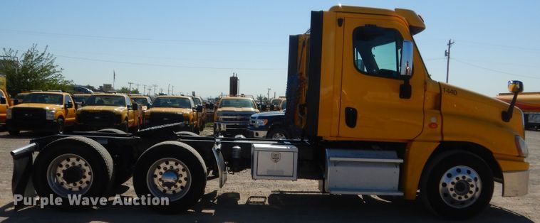 image for item ET9189 2017 Freightliner Cascadia 125  semi truck