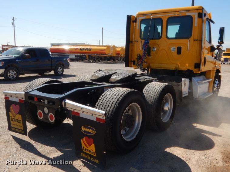 image for item ET9189 2017 Freightliner Cascadia 125  semi truck