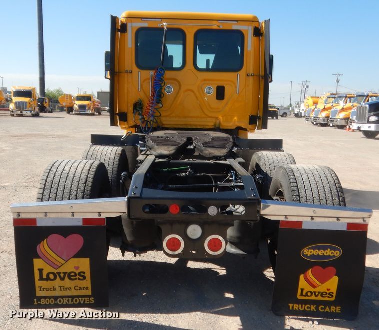 image for item ET9189 2017 Freightliner Cascadia 125  semi truck