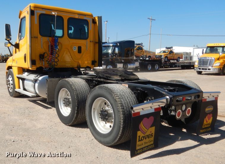 image for item ET9189 2017 Freightliner Cascadia 125  semi truck