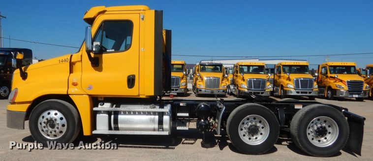 image for item ET9189 2017 Freightliner Cascadia 125  semi truck