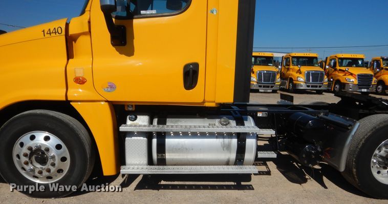 image for item ET9189 2017 Freightliner Cascadia 125  semi truck