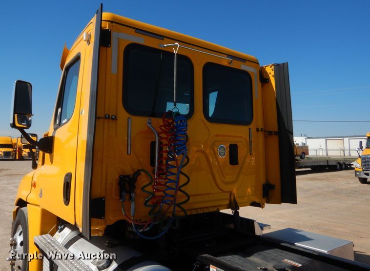 image for item ET9189 2017 Freightliner Cascadia 125  semi truck