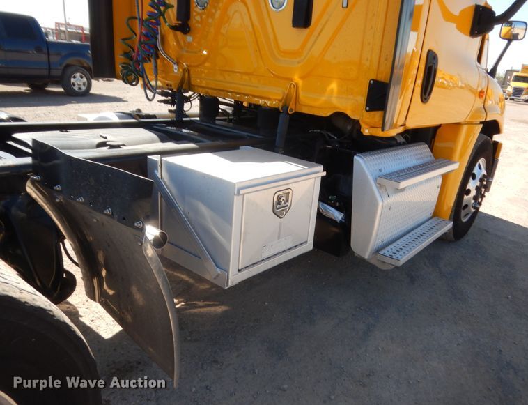 image for item ET9189 2017 Freightliner Cascadia 125  semi truck