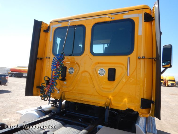 image for item ET9189 2017 Freightliner Cascadia 125  semi truck