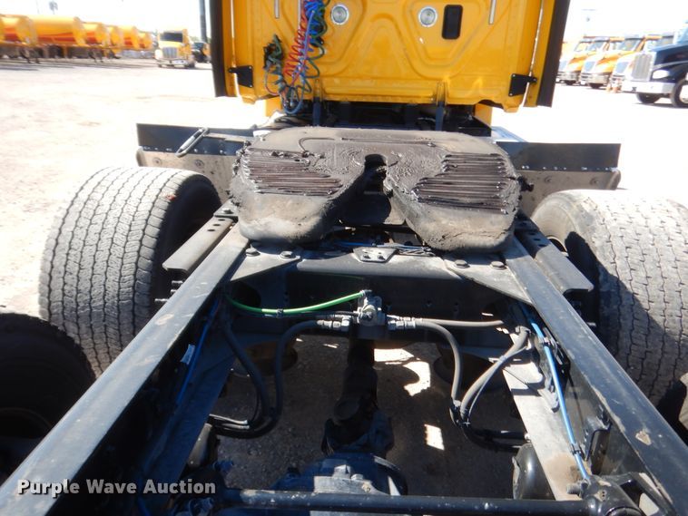 image for item ET9189 2017 Freightliner Cascadia 125  semi truck