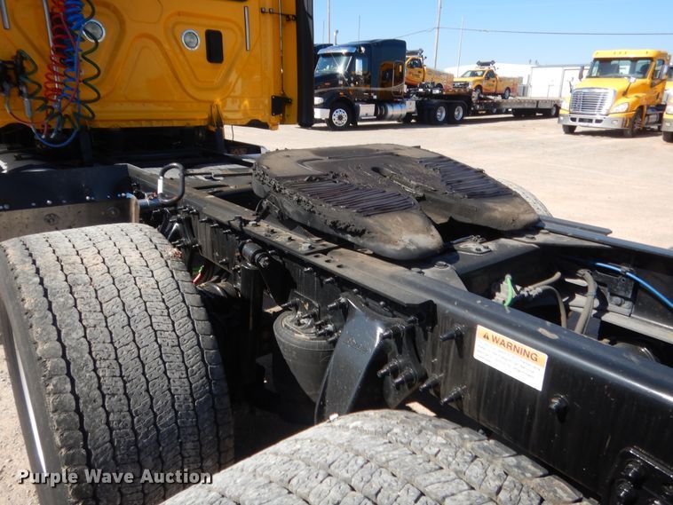 image for item ET9189 2017 Freightliner Cascadia 125  semi truck