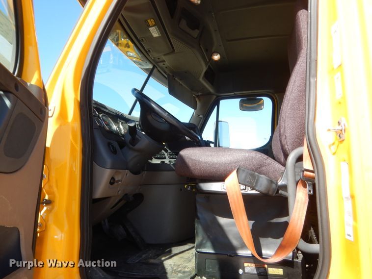 image for item ET9189 2017 Freightliner Cascadia 125  semi truck