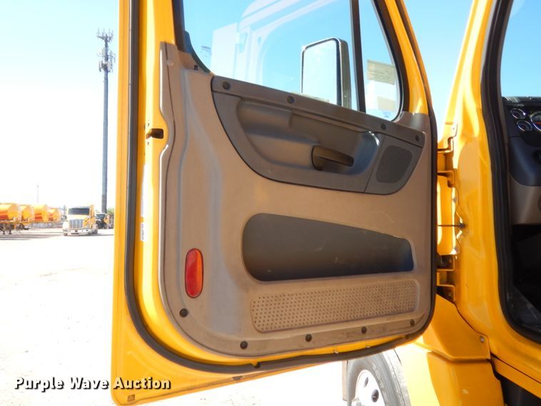 image for item ET9189 2017 Freightliner Cascadia 125  semi truck