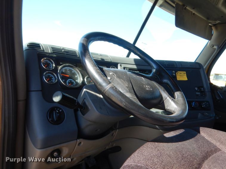 image for item ET9189 2017 Freightliner Cascadia 125  semi truck