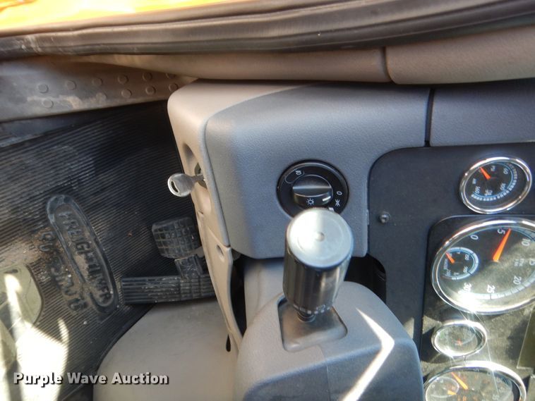 image for item ET9189 2017 Freightliner Cascadia 125  semi truck