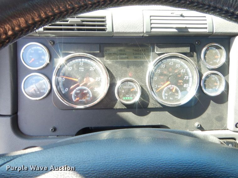 image for item ET9189 2017 Freightliner Cascadia 125  semi truck