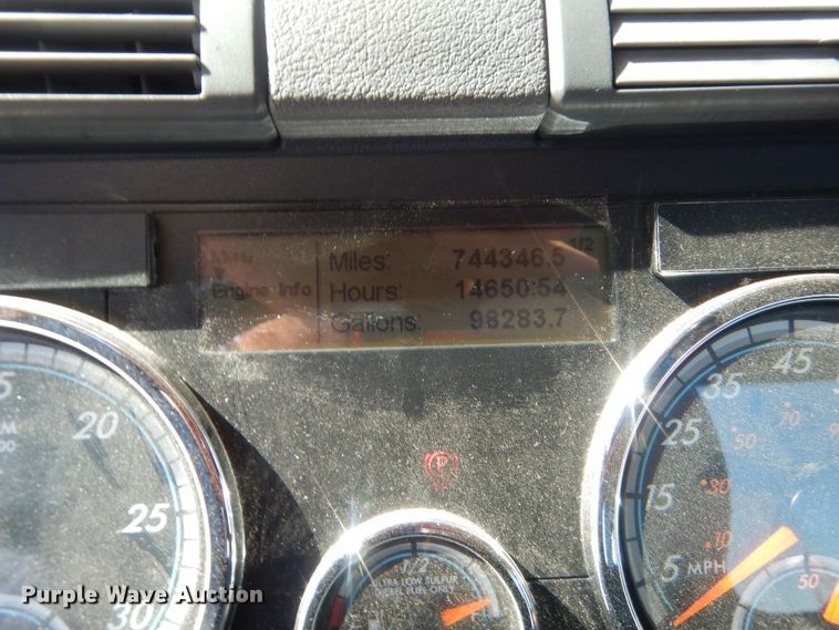 image for item ET9189 2017 Freightliner Cascadia 125  semi truck