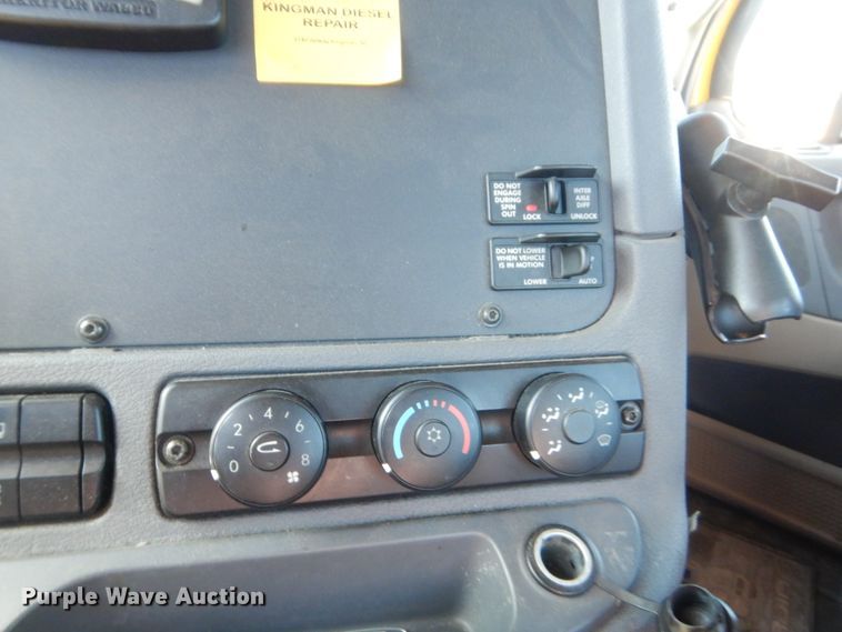 image for item ET9189 2017 Freightliner Cascadia 125  semi truck