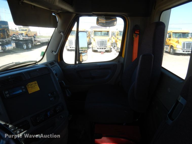 image for item ET9189 2017 Freightliner Cascadia 125  semi truck