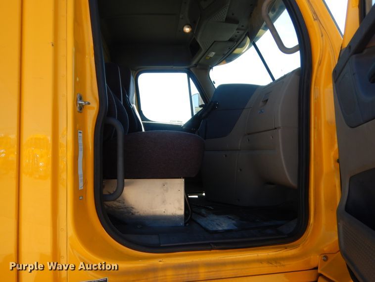 image for item ET9189 2017 Freightliner Cascadia 125  semi truck